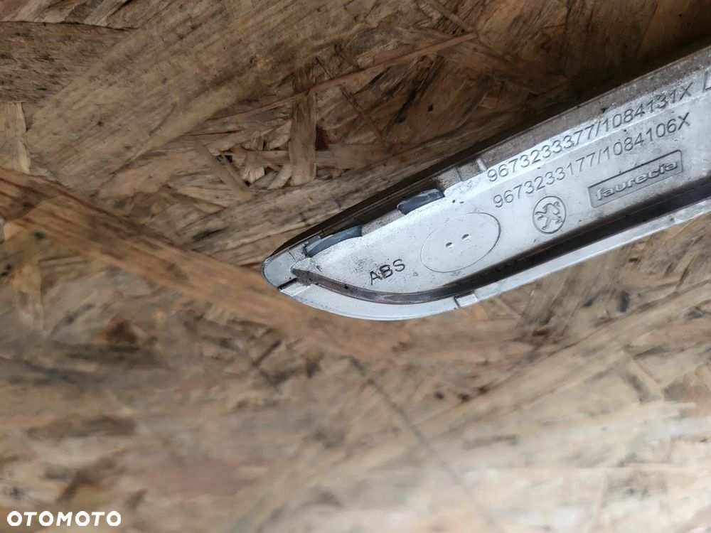 Ramka halogenu chrom lewy Peugeot 208 - 4