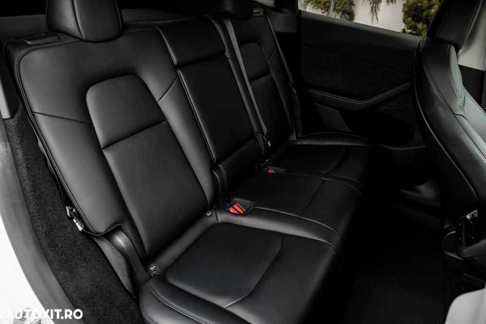 Tesla Model Y Performance Dual Motor AWD - 12