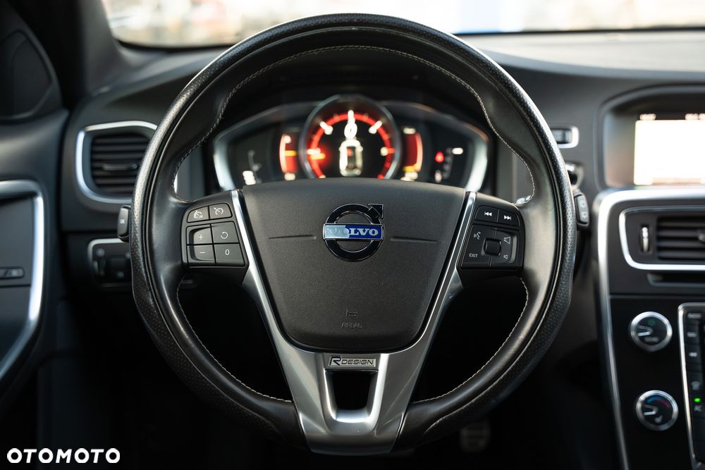 Volvo V60 D4 R-Design - 30