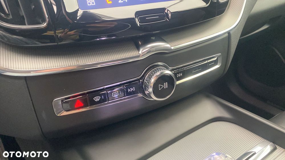 Volvo XC 60 B4 B Plus Dark - 21