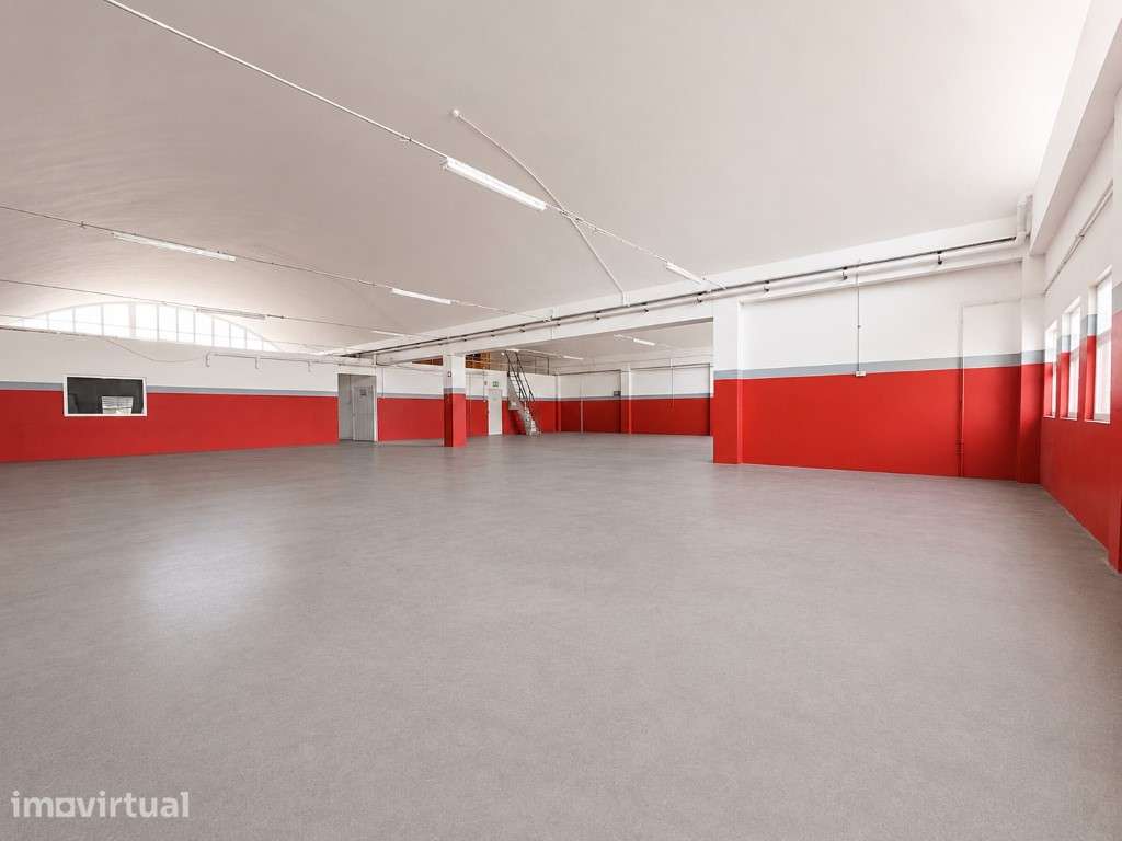 Armazém amplo junto ao metro do Senhor Roubado - Grande imagem: 2/30