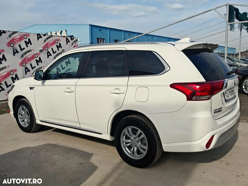 Mitsubishi Outlander 2.4 4WD Plug-In Hybrid Plus - 11