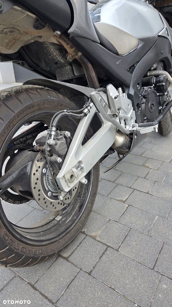 Suzuki GSR - 6