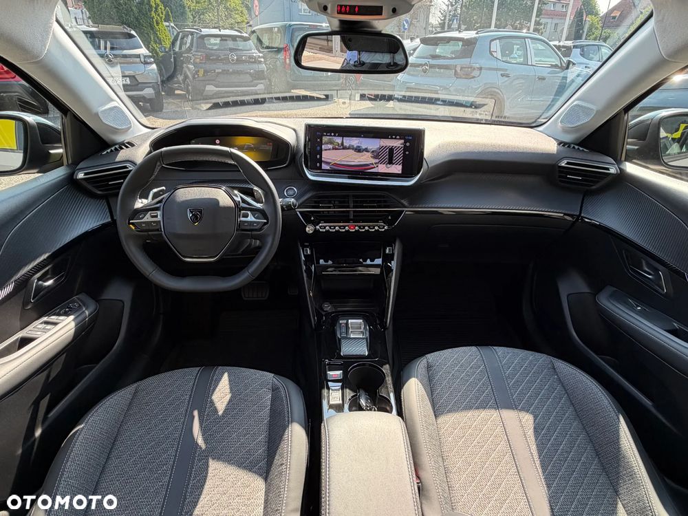 Peugeot 208 - 8