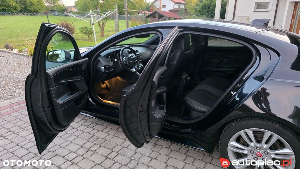 Jaguar XE 2.0 T R-Sport - 10