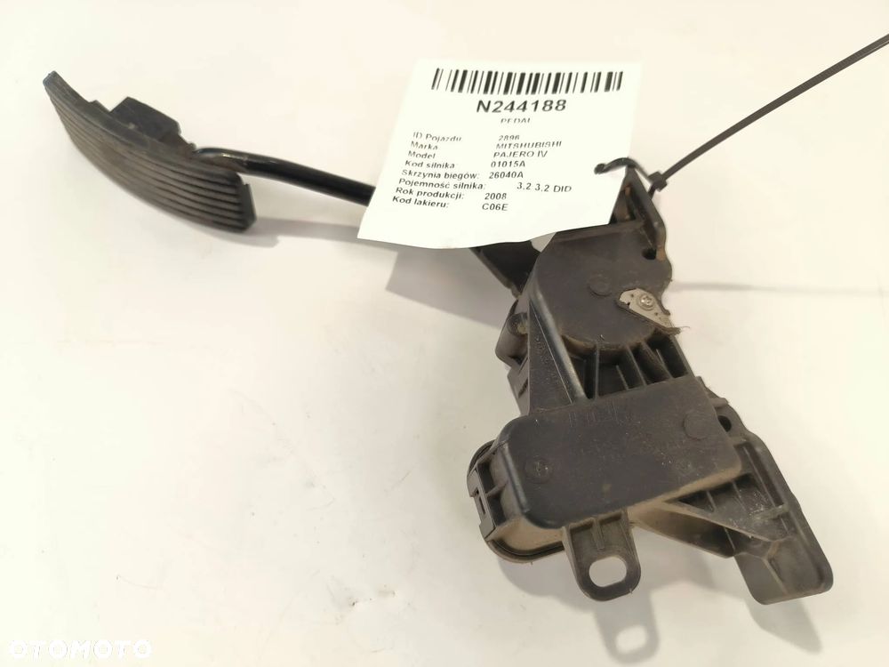 Pedał gazu / przyspieszenia APM30017 Mitsubishi Pajero 2008 SUV Diesel 147kW 3200cm³ - 5