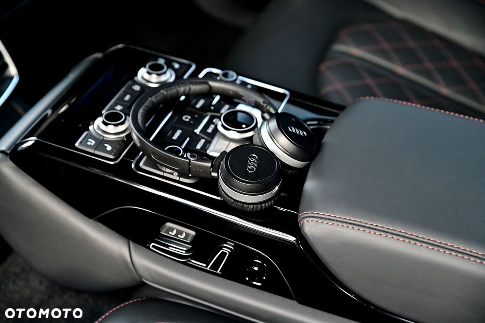 Audi S8 - 12