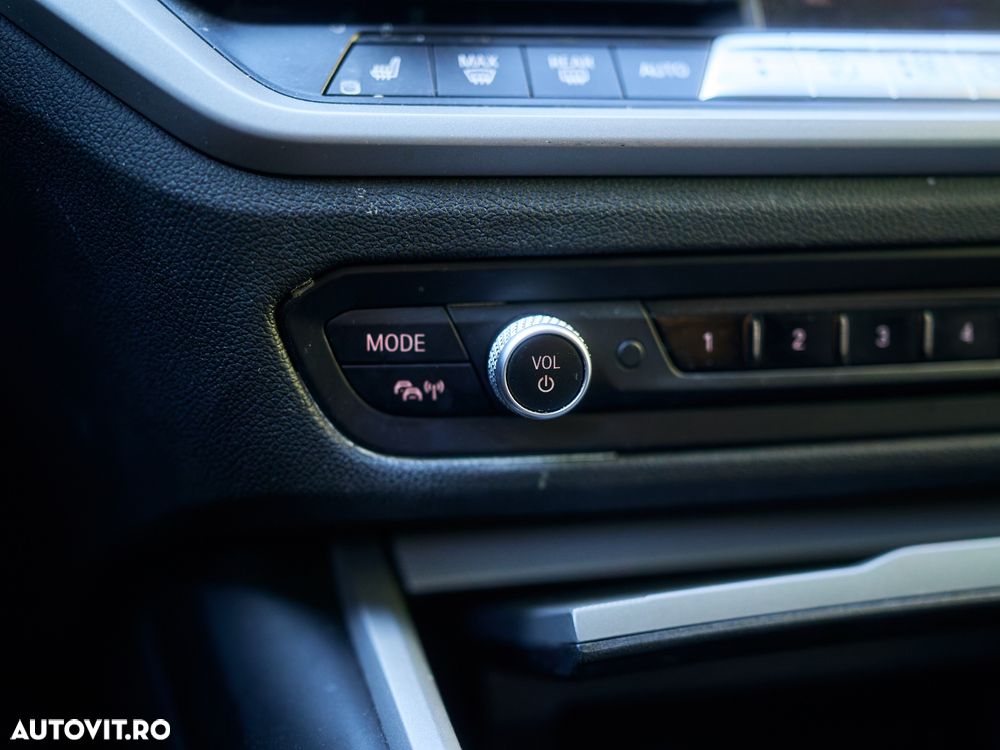 BMW Seria 3 320i xDrive AT - 32