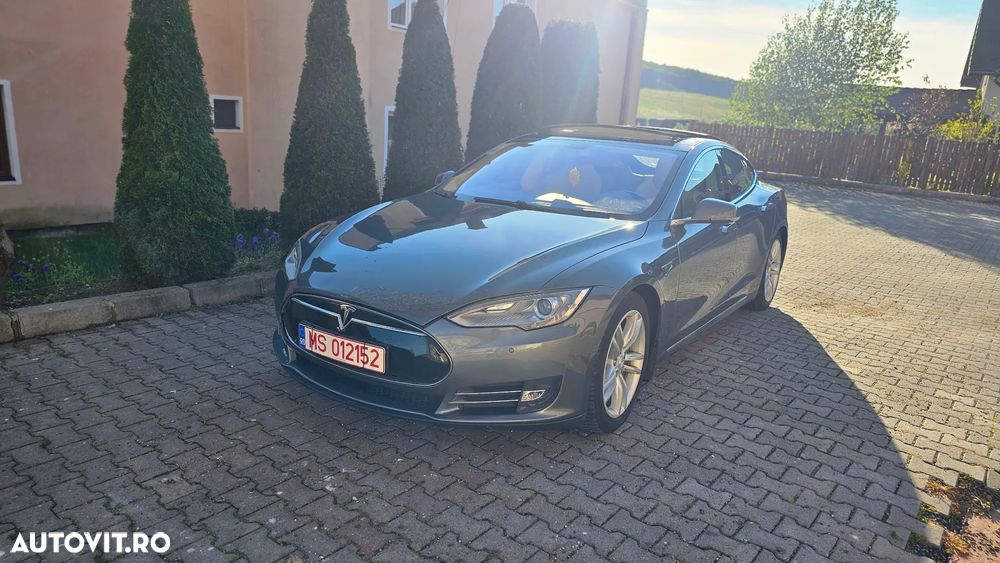 Tesla Model S - 6