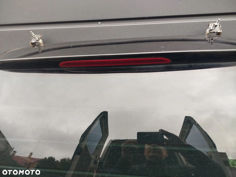 VW Passat B6 tylna klapa L041 - 5