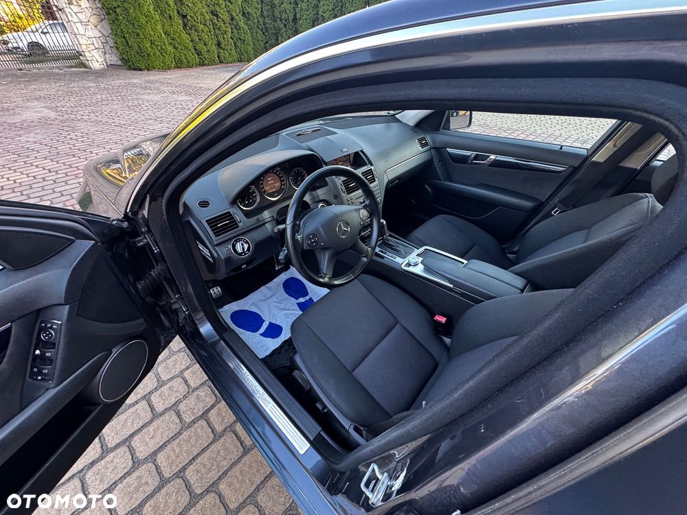 Mercedes-Benz Klasa C 180 CGI Automatik BlueEFFICIENCY Avantgarde - 25