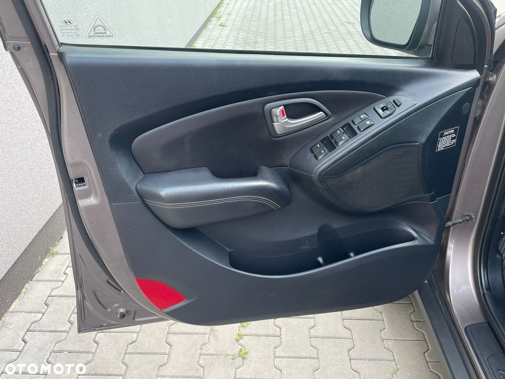 Hyundai ix35 2.0 CRDi 4WD Fifa World Cup Gold Edition - 13