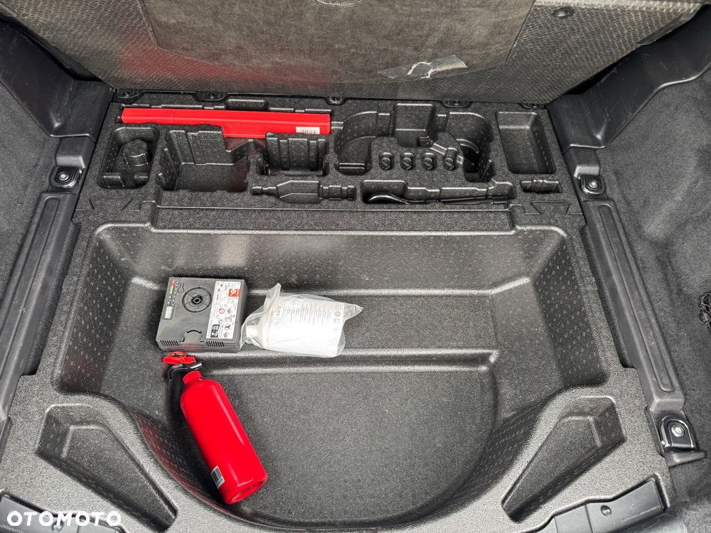 Land Rover Discovery Sport P300e R-Dynamic HSE - 14