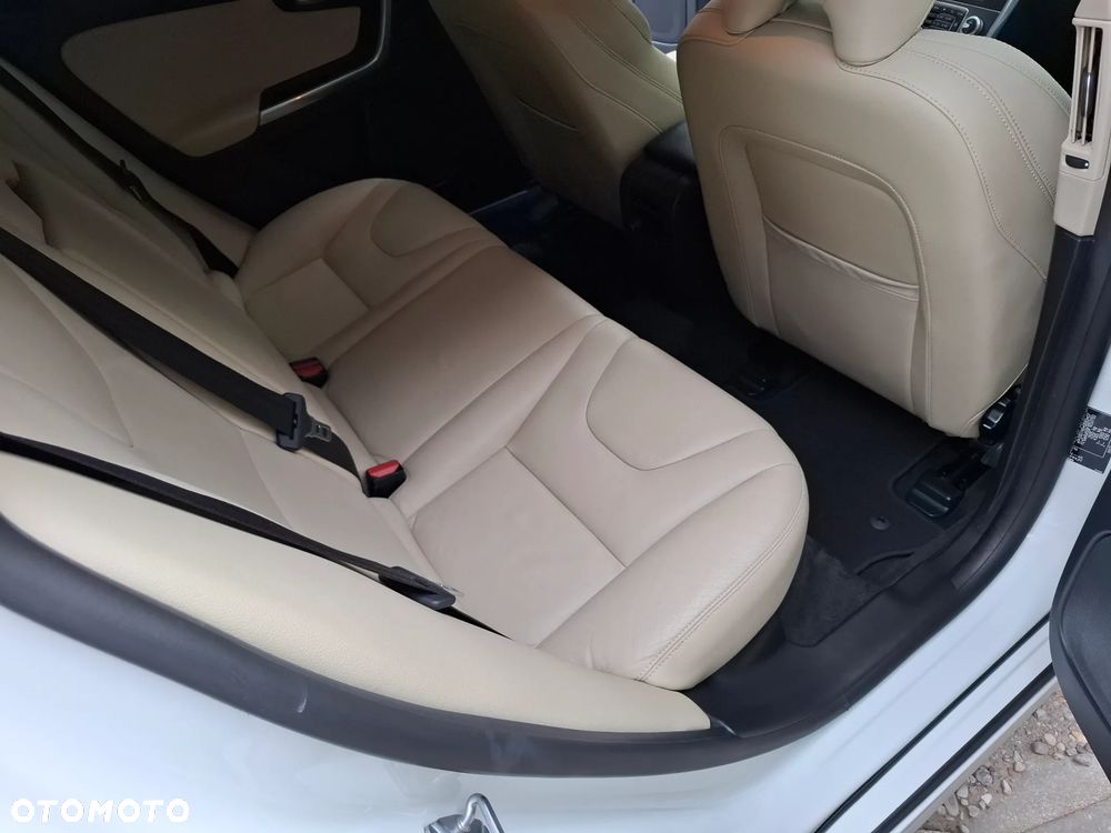 Volvo V60 D6 AWD Plug-in Hybrid Momentum - 9