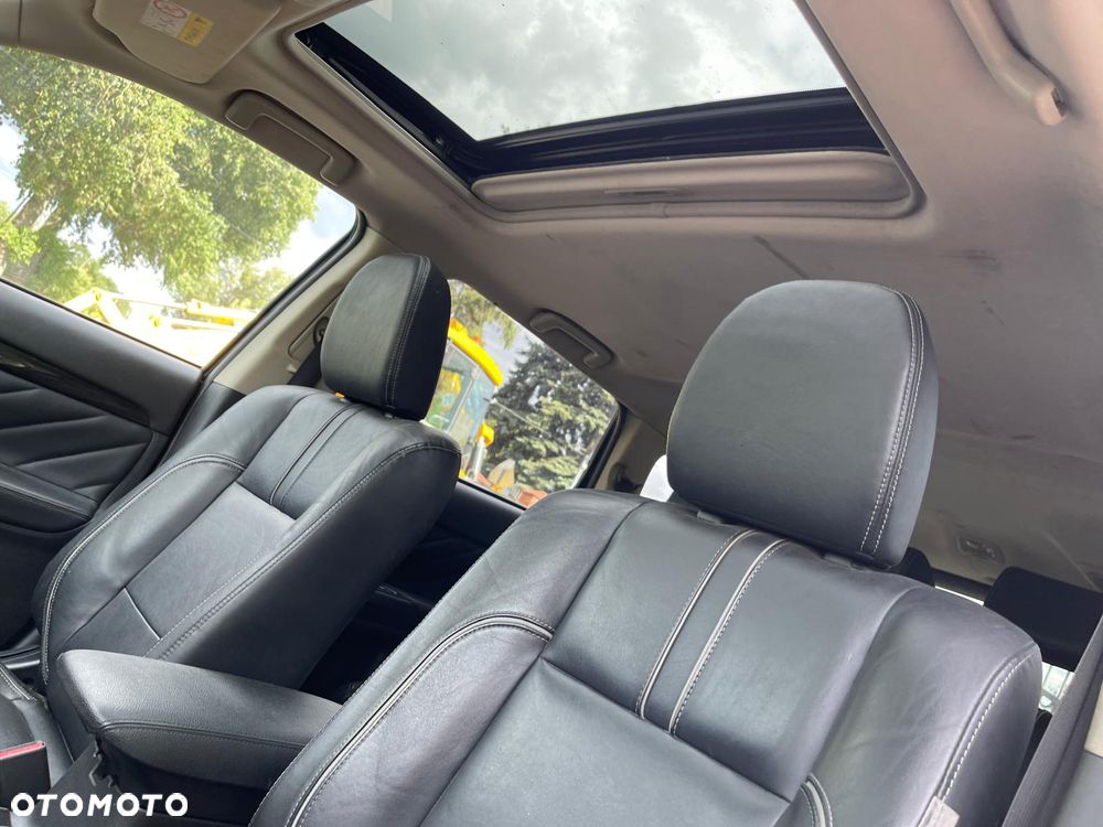 Mitsubishi Outlander Instyle NAVI + - 23
