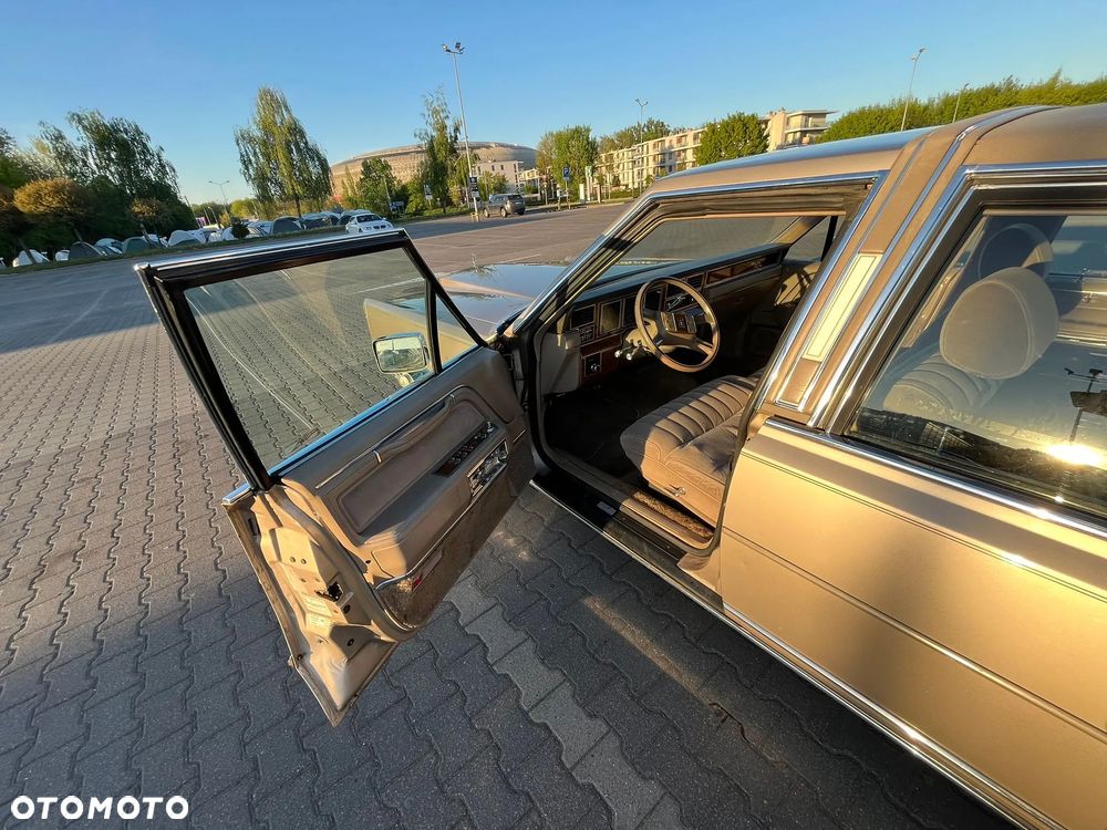 Lincoln Town Car - 13