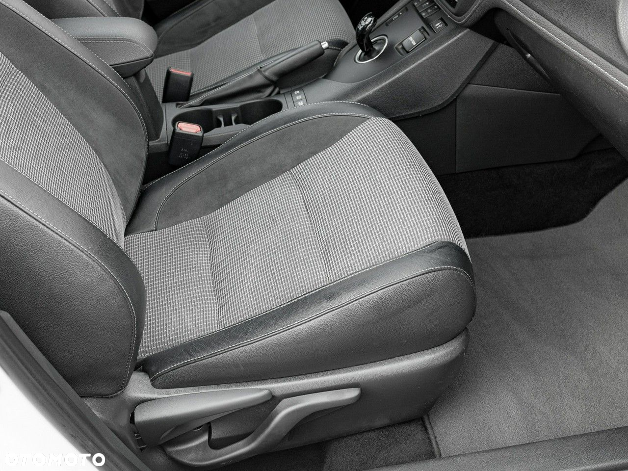 Toyota Auris Hybrid 135 Premium - 33
