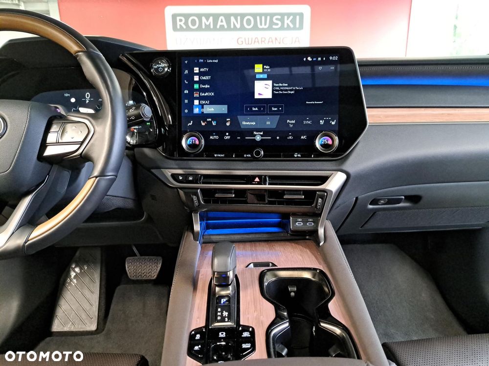 Lexus RX 450h+ Omotenashi - 15