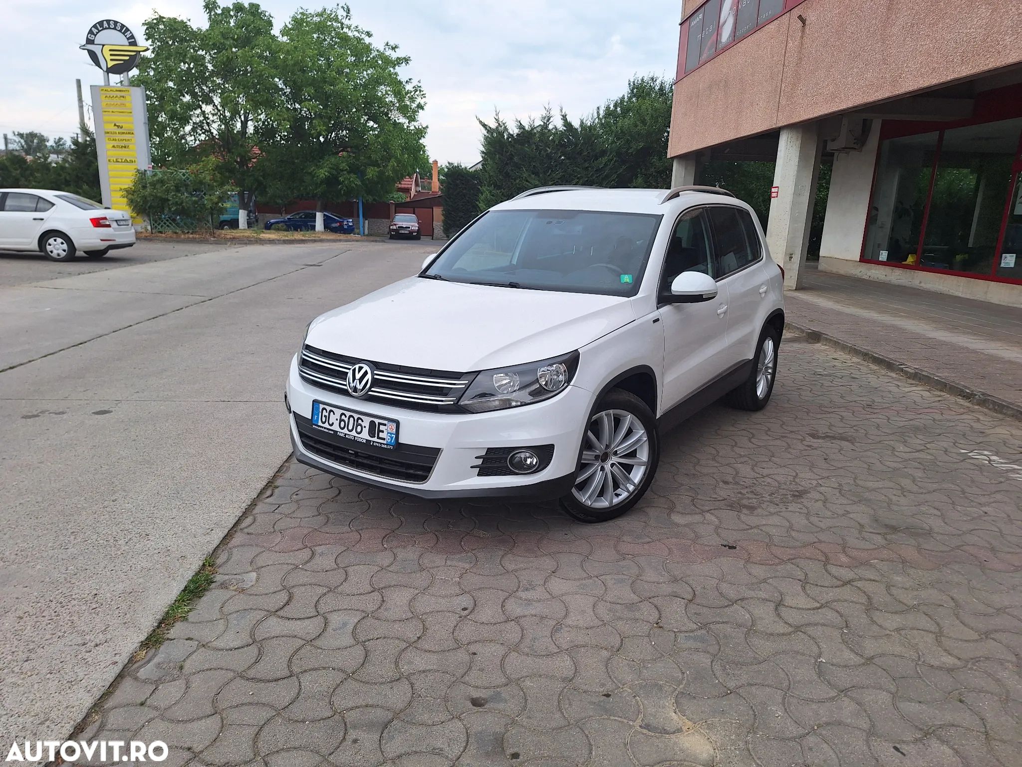 Volkswagen Tiguan - 1