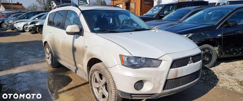 Mitsubishi Outlander - 2