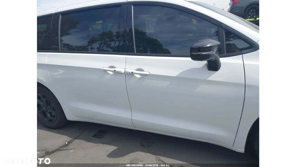 Chrysler Pacifica - 4