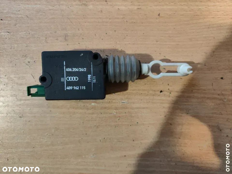 Siłownik zamka klapy bagażnika Audi A4 B6 4B9962115 - 2