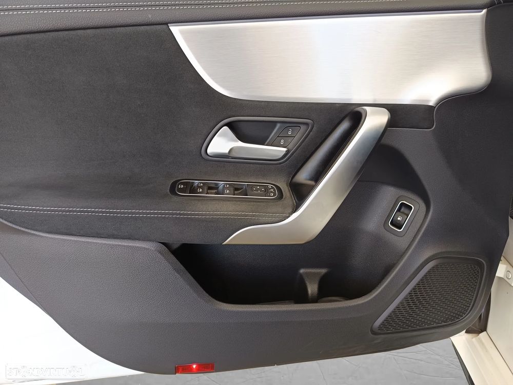 Mercedes-Benz A 250 Limousine e AMG Line - 13