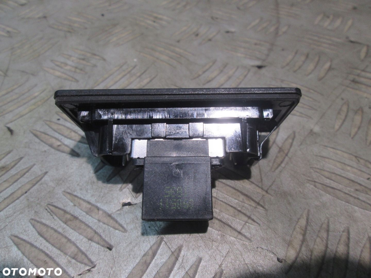 LAMPKA OŚWIETLENIE TABLICY REJESTRACYJNEJ A5 8T A4 B8 8T0943021 - 3