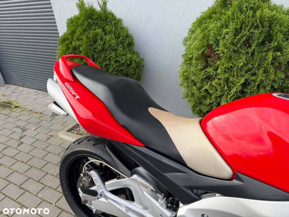 Suzuki GSR - 28