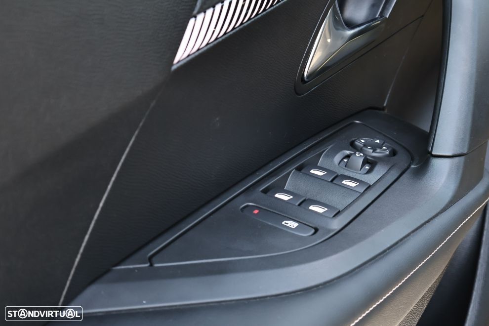 Peugeot 2008 1.2 Hybrid Allure e-DCS6 - 16