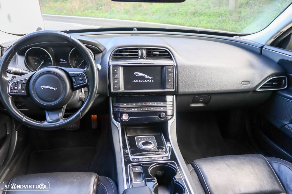 Jaguar XE 2.0 D Portfolio AWD Aut. - 9