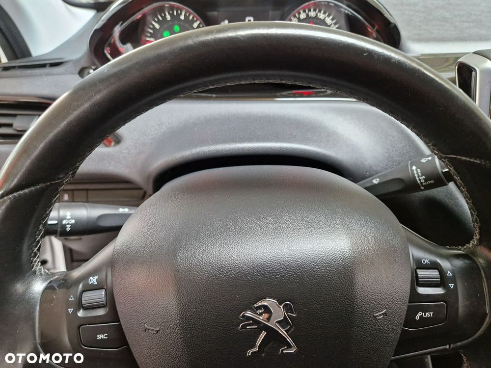 Peugeot 208 - 16