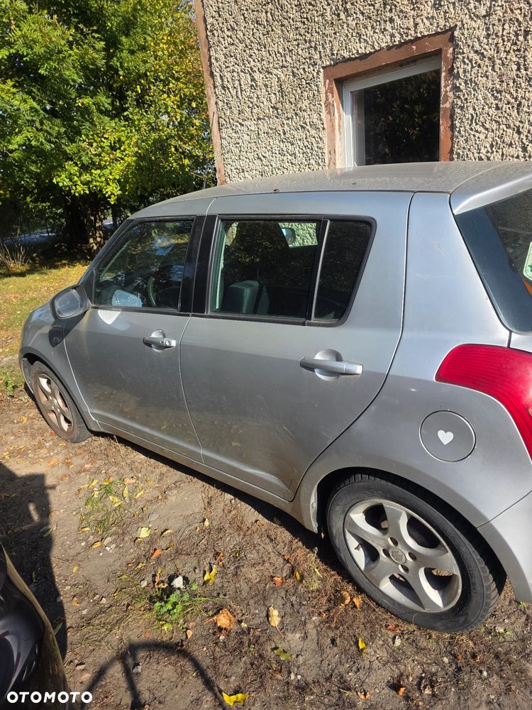 Suzuki Swift 2005 photo 2