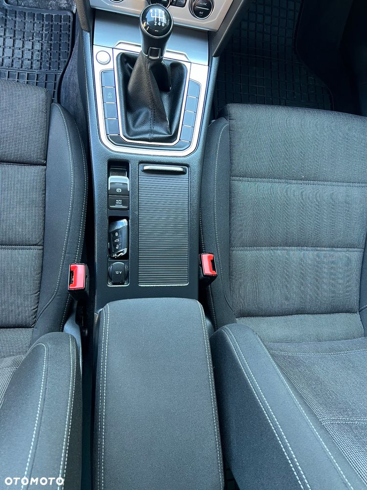 Volkswagen Passat 2.0 TDI (BlueMotion Technology) Comfortline - 19