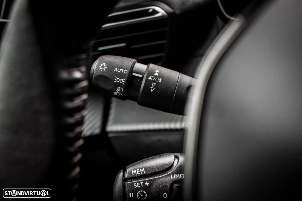 Peugeot e-2008 Allure - 16