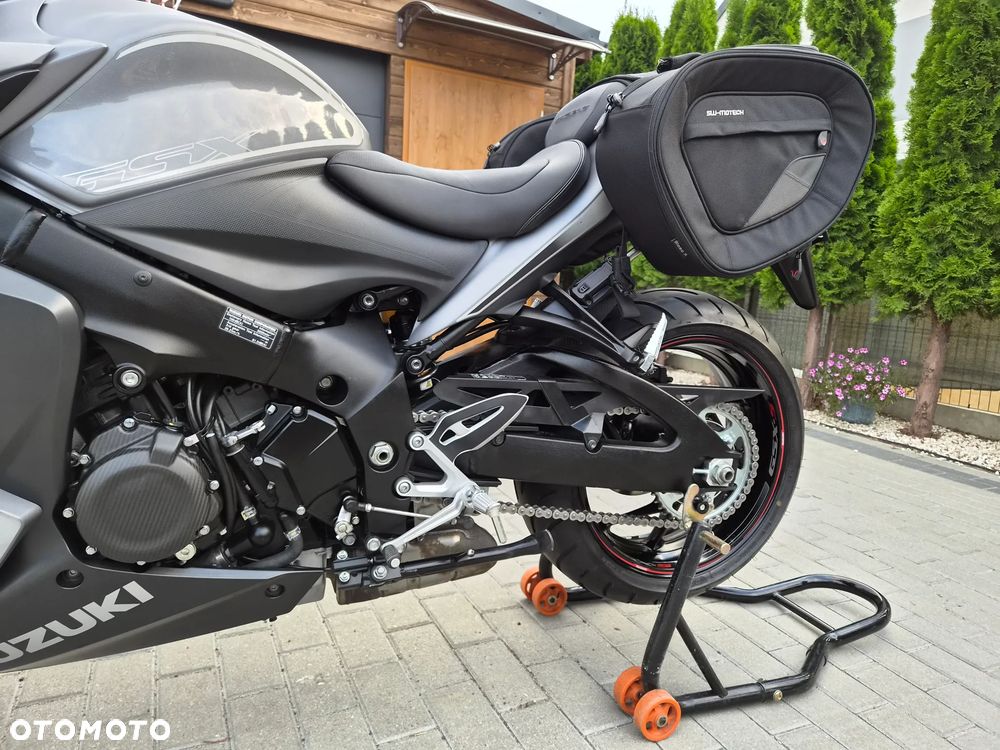Suzuki GSX - 23