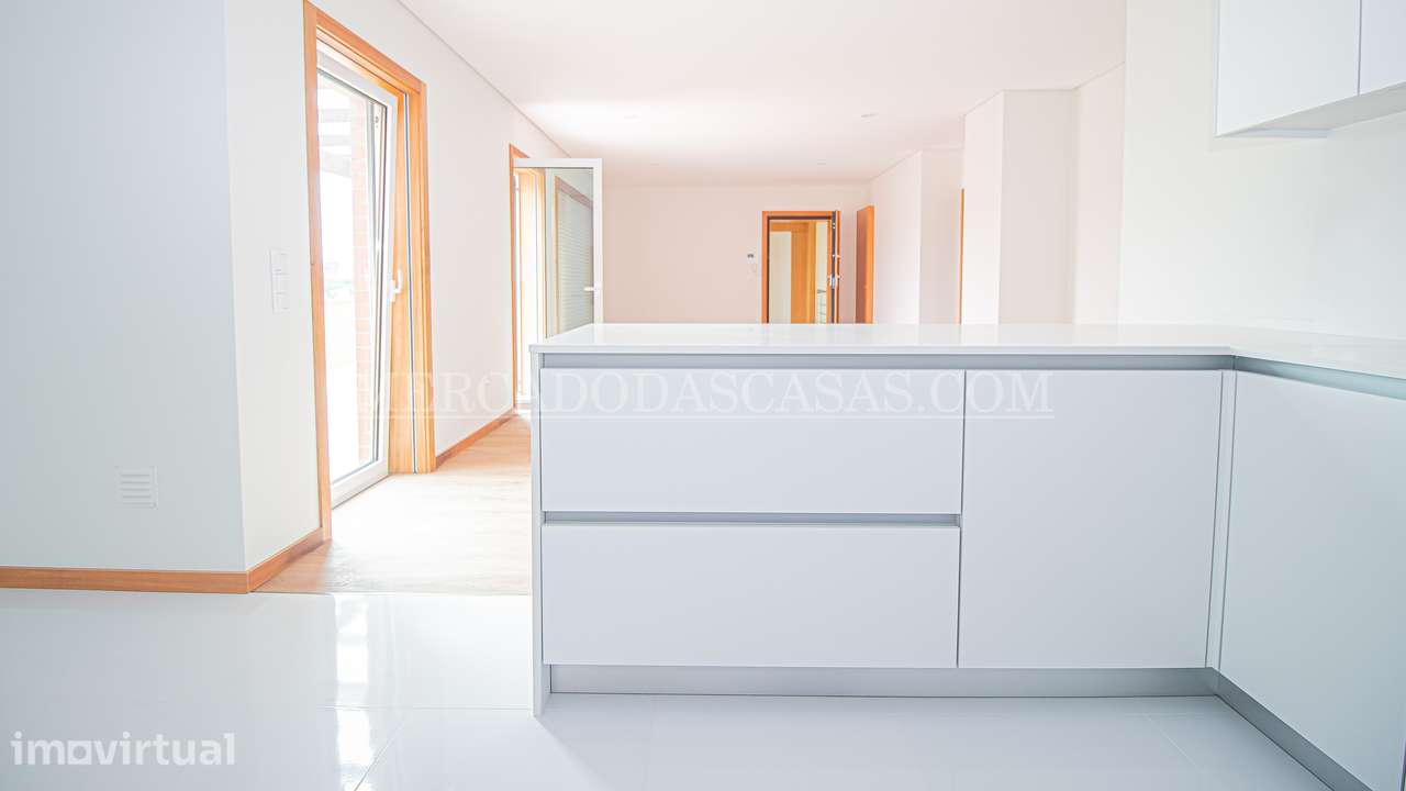 Apartamento T3 último andar com ampla varanda, próximo à praia Fura... - Grande imagem: 2/17