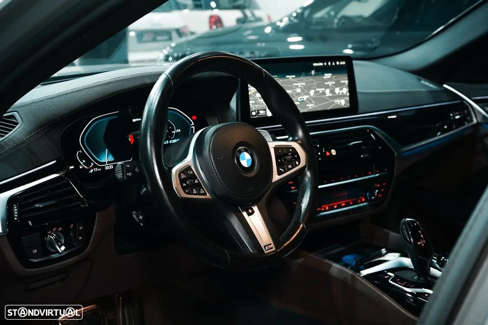 BMW 530 e Pack Desportivo M - 15