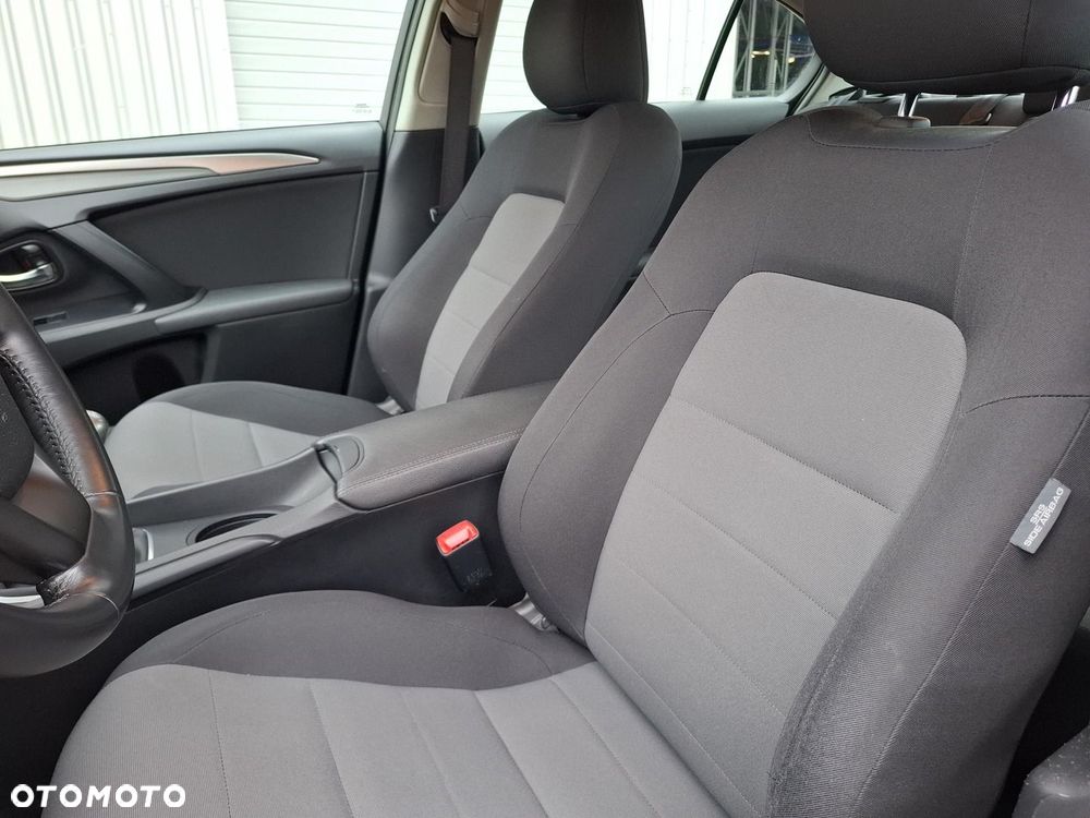 Toyota Avensis 1.6 Active - 9