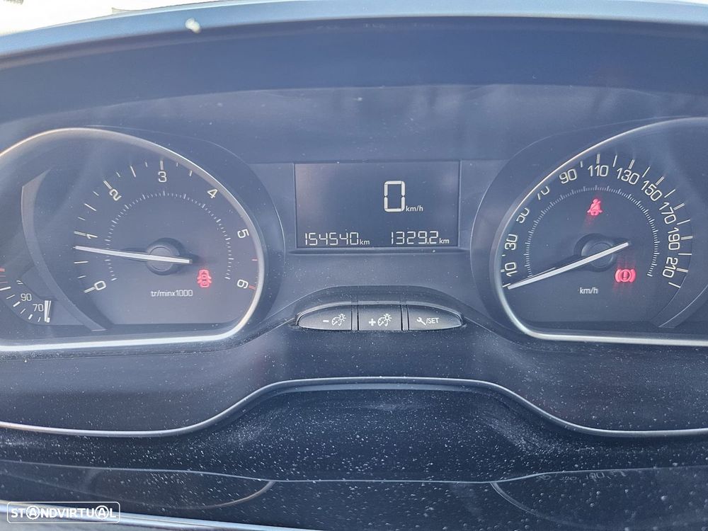 Peugeot 2008 1.6 BlueHDi Style - 28