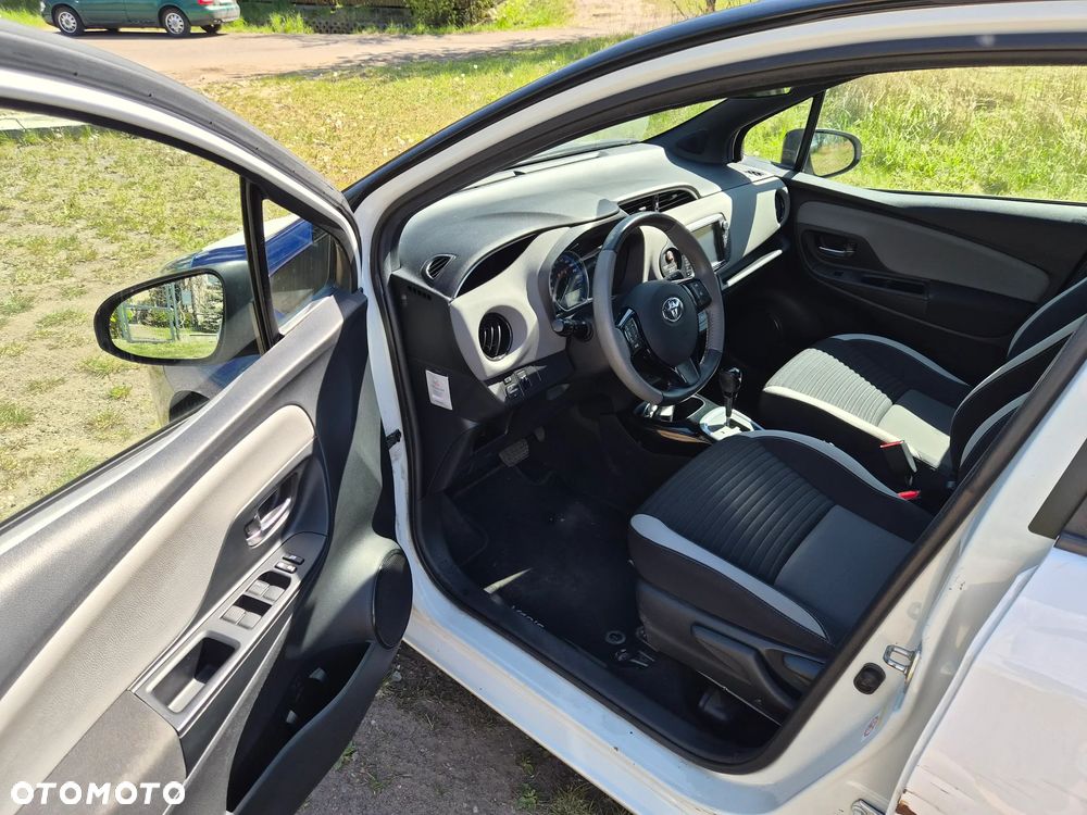 Toyota Yaris Hybrid 100 Selection - 8