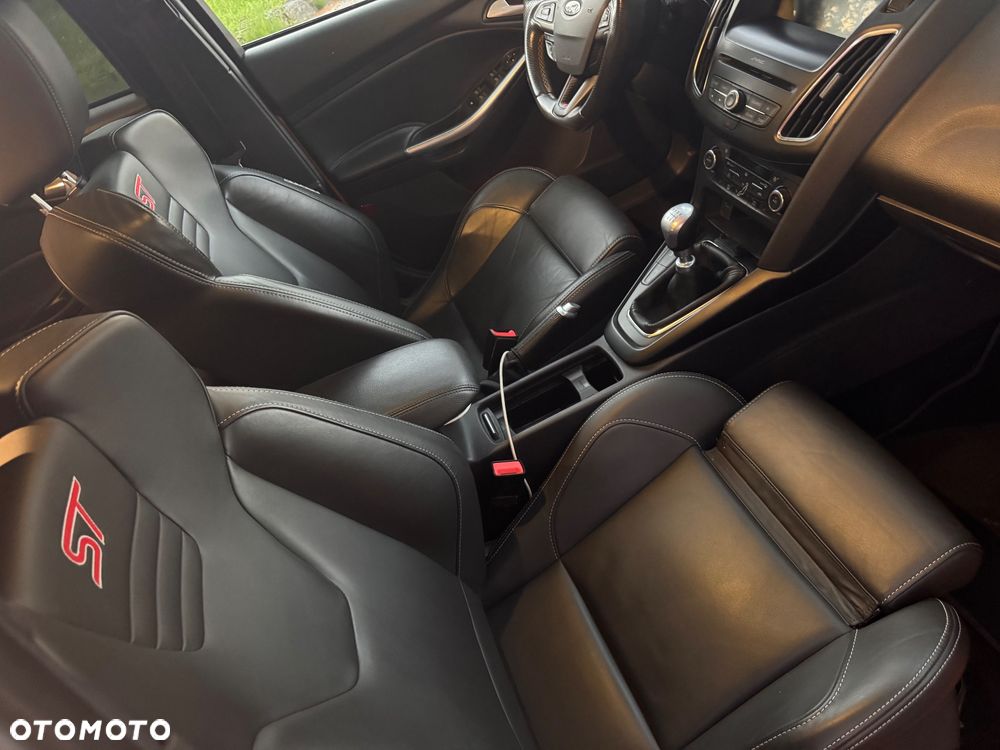 Ford Focus 2.0 EcoBoost ST - 33
