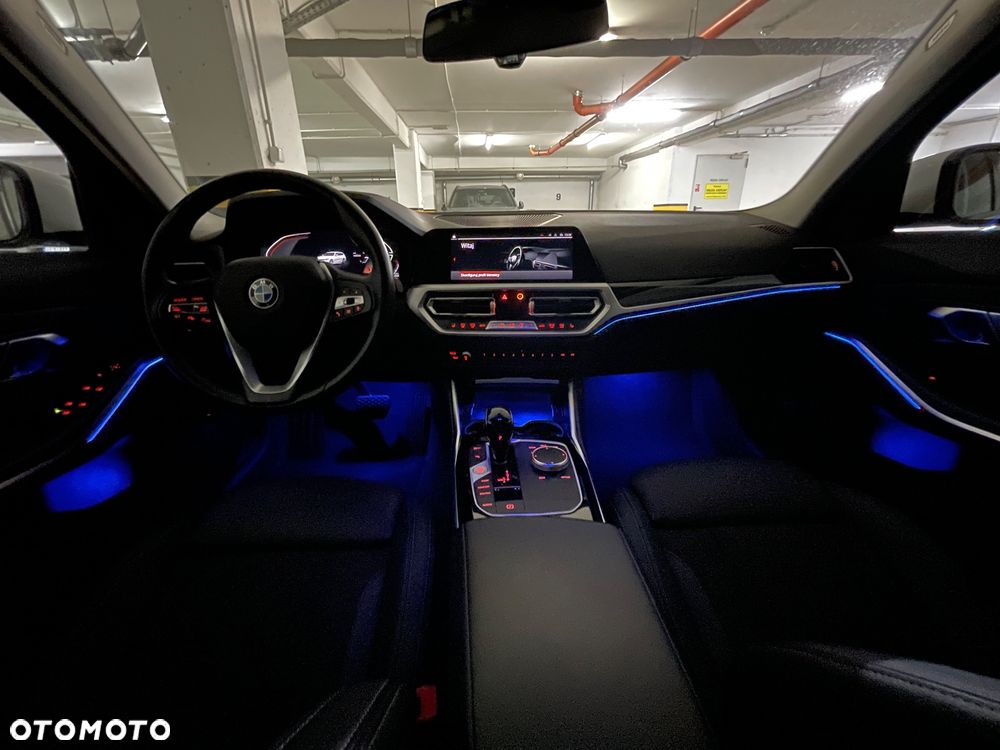 BMW Seria 3 320d xDrive mHEV - 13