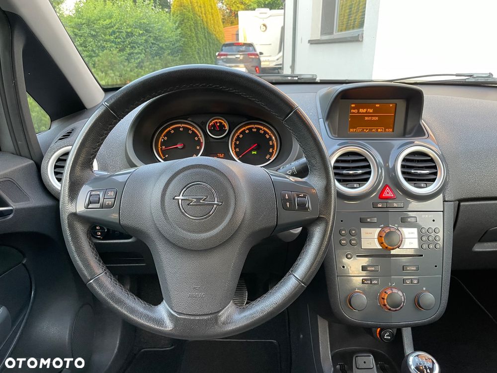 Opel Corsa 1.4 16V Cosmo - 10