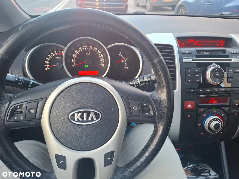 Kia Venga - 8