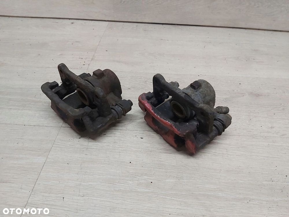 Toyota Corolla E12 zacisk jarzmo lewy tył - 3
