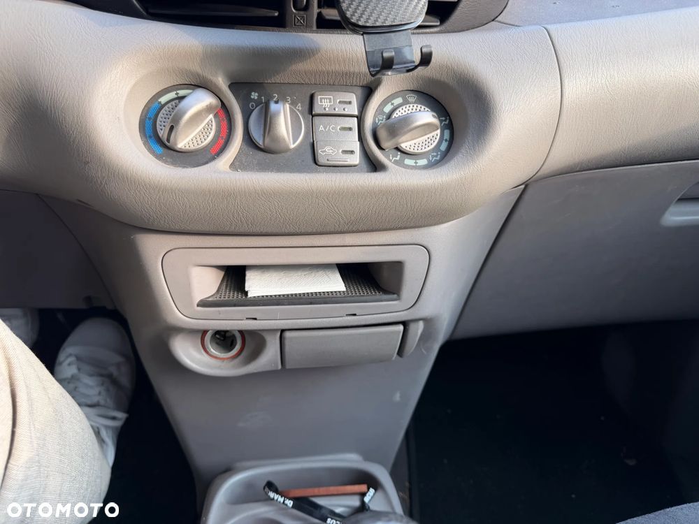 Nissan Almera Tino 1.8 - 14