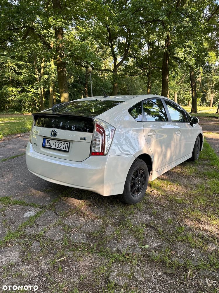 Toyota Prius (Hybrid) - 4