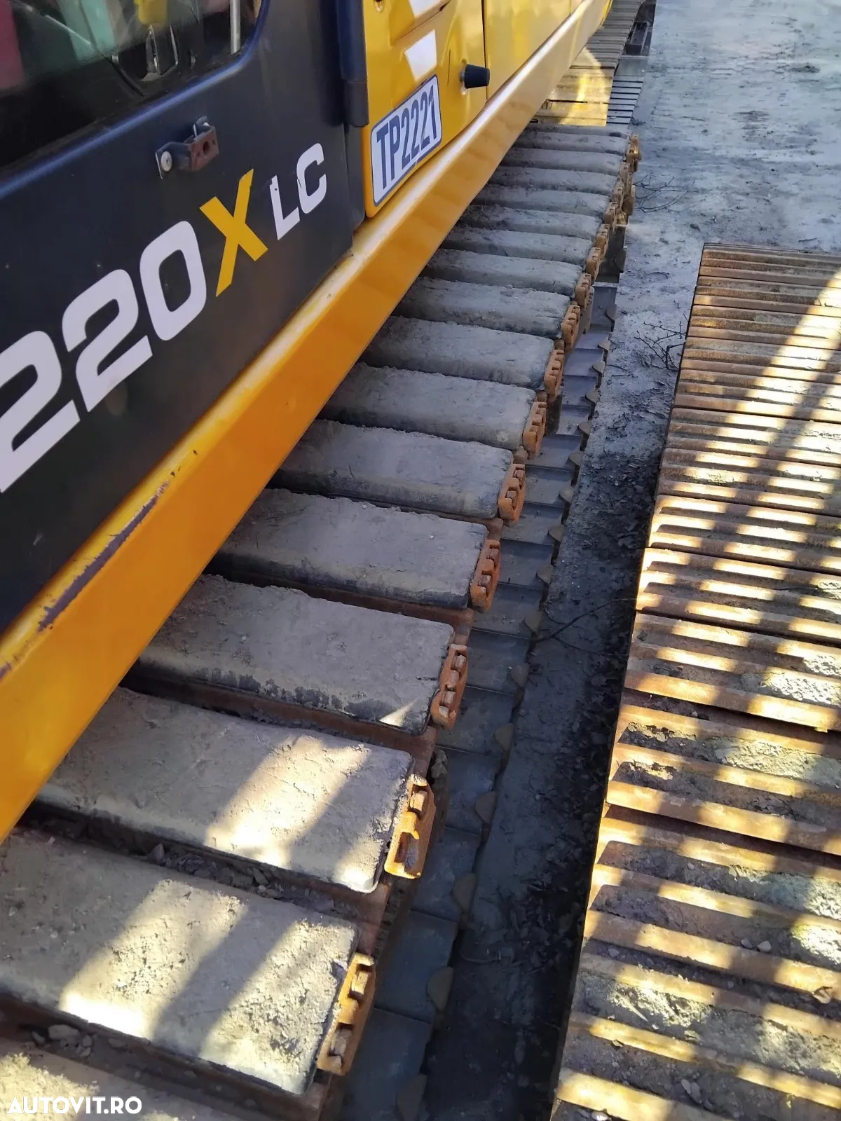 JCB 220X - 13
