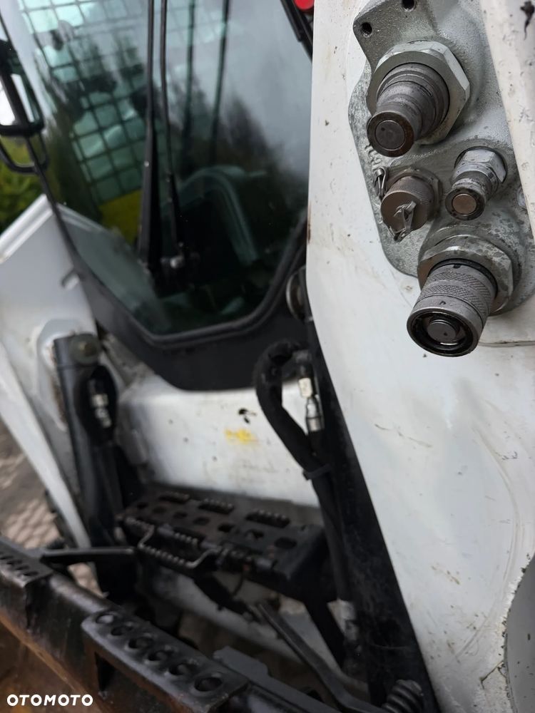Bobcat S530. Ładowarka 4x4 wózek terenowy. Łyżka. Pełne sterowanie z dżojstika jazda i praca. Aktualne serwisy DEKRA 2026r. Silnik Kubota 4cyl 55km. Maszyna Jak Nowa z Salonu! Pochodzi z Norweskiego Gospodarstwa! 2020 rok 1724 mtg! Zero luzów i wycieków. Bardzo mocna i wydajna maszyna o małych gabarytach! Idealna do stajni oraz Budownictwa. OKAZJA TANIO 3 wyjścia Hydrauliczne pod urządzenia!! Wszystkie opony jak nowe .Kabina ogrzewana pełne szkło + drzwi. Po serwisach. Potężna moc. OKAZJA - 19